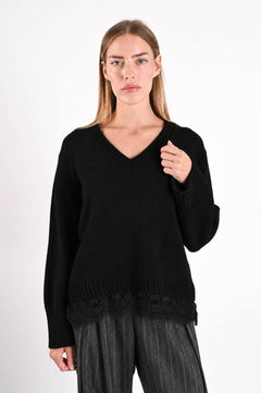 MAGLIONE CON SCOLLO A V E INSERTO IN PIZZO SUL FONDO