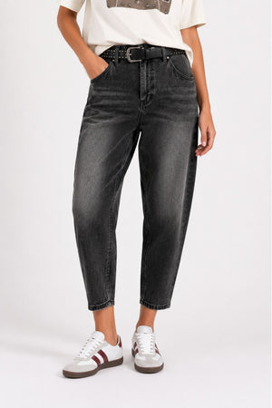 JEANS BARREL CON CINTURA BORCHIATA
