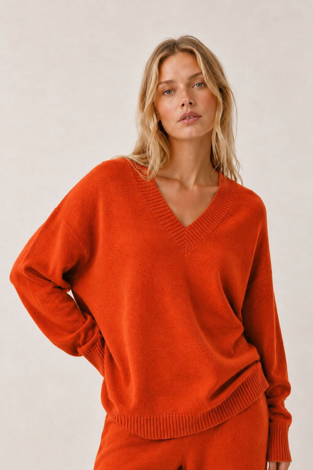 COMPLETO IN MAGLIA OVER SCOLLO A V & PANTALONI A PALAZZO