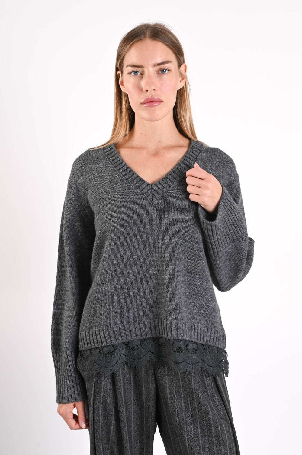 MAGLIONE CON SCOLLO A V E INSERTO IN PIZZO SUL FONDO
