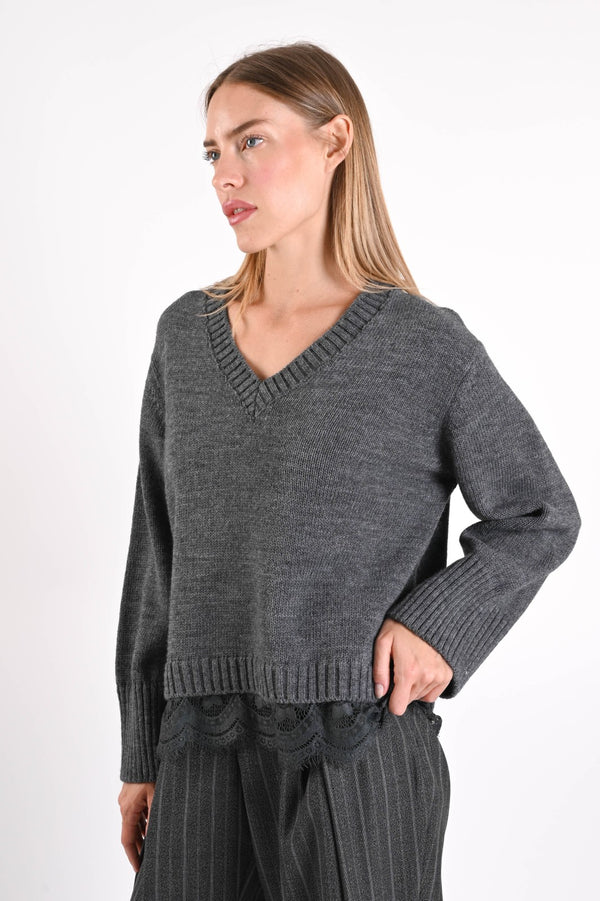 MAGLIONE CON SCOLLO A V E INSERTO IN PIZZO SUL FONDO